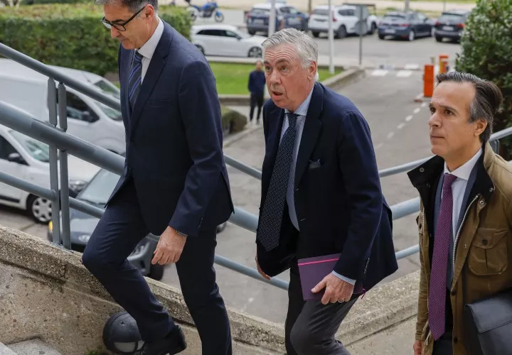Carlo Ancelotti (c) junto a sus abogados.