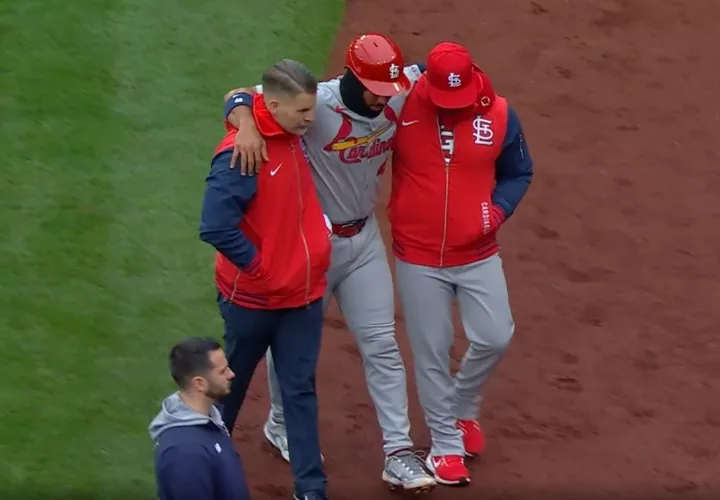 El receptor panameño Iván Herrera, al momento de salir lesionado, es asistido por su director Oliver Mármol y el entrenador Adam Olsen.