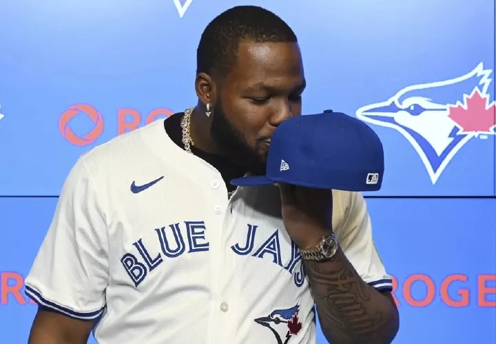 Vladimir Guerrero en el acto de firma.