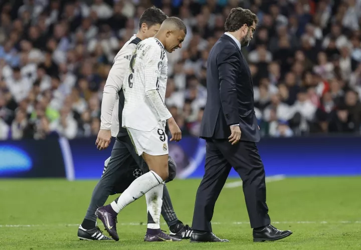 Kylian Mbappé abandona el terreno de juego.