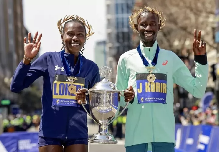 Sharon Lokedi (izq.) y john Korir.