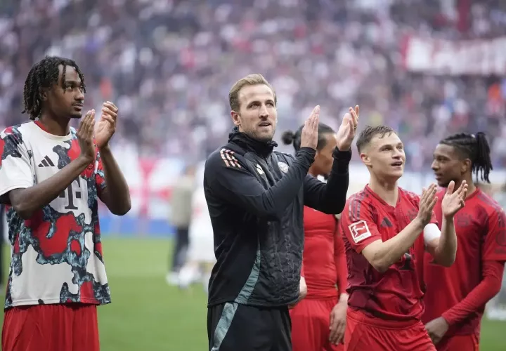 Harry Kane (de negro), con sus compañeros.