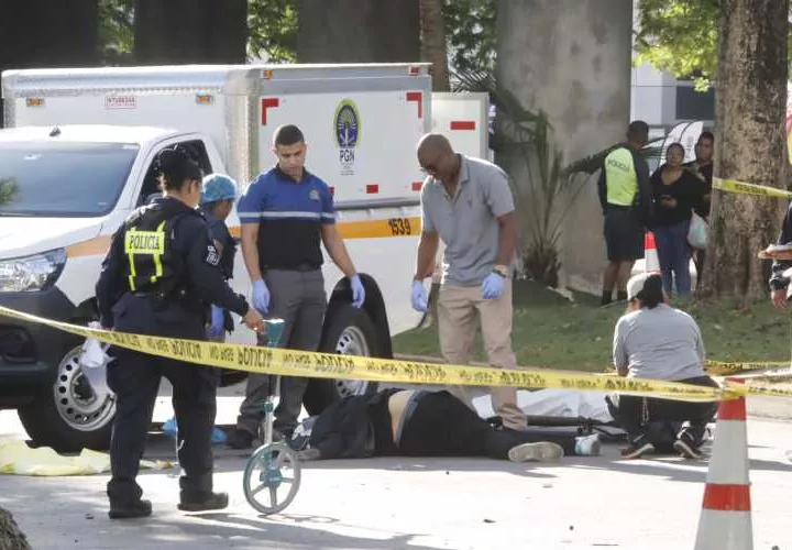 Levantamiento del cuerpo del motorizado en la vía Cincuentenario.