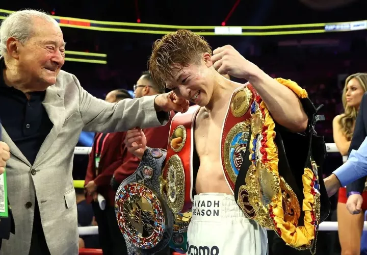 Naoya Inoue (der.) junto al promotor estadounidense Bob Arum.