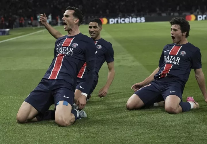 Fabián Ruiz (izq.) celebra con sus compañeros el gol anotado en el partido de semifinales de la Liga de Campeones de la UEFA. 