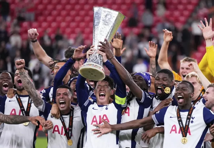 Jugadores del Tottenham levantan el trofeo.