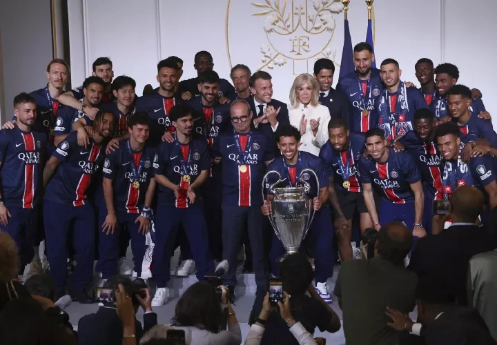 Jugadores del PSG con el trofeo.