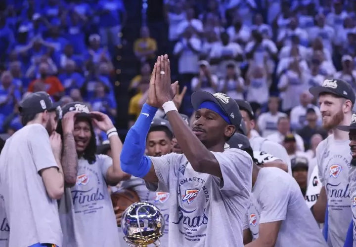 Jugadores de los Pacers celebran pase.
