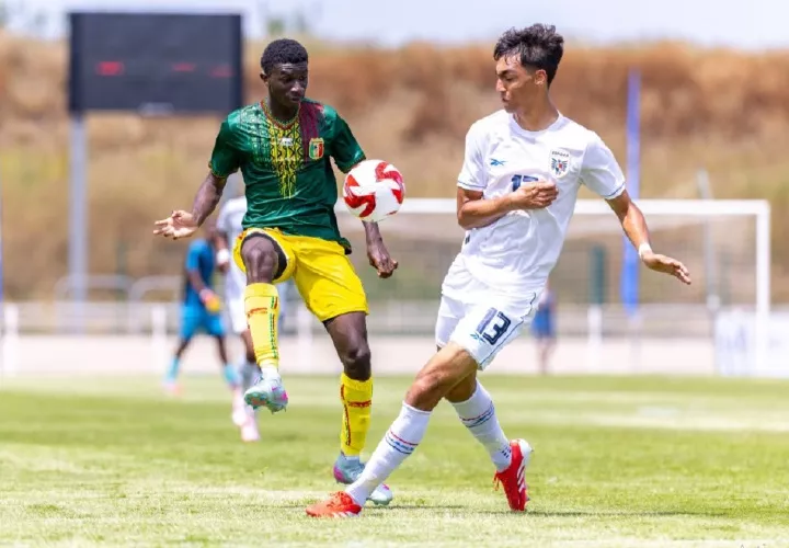 Martín Krug (der.), de la Selección Sub-20 de Fútbol de Panamá, durante el partido ante Mali.