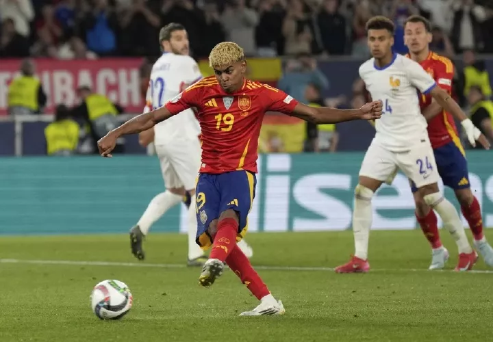 Lamine durante el partido ante Francia.