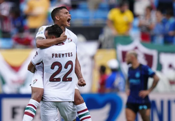 Juan Freytes (i) y Thiago Silva (c) de Fluminense celebran la victoria.