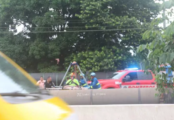 Autoridades en el rescate de los cuerpos.