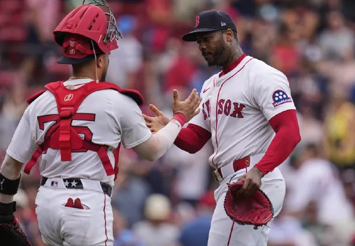 Aroldis Chapman (der.) salvó el juego.