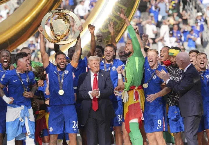 Jugadores del Chelsea levantan el trofeo de campeón de la Copa Mundial de Clubes luego de vencer en la Final 3-0 al PSG.