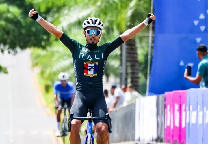 Bolívar Espinosa al cruzar la meta.