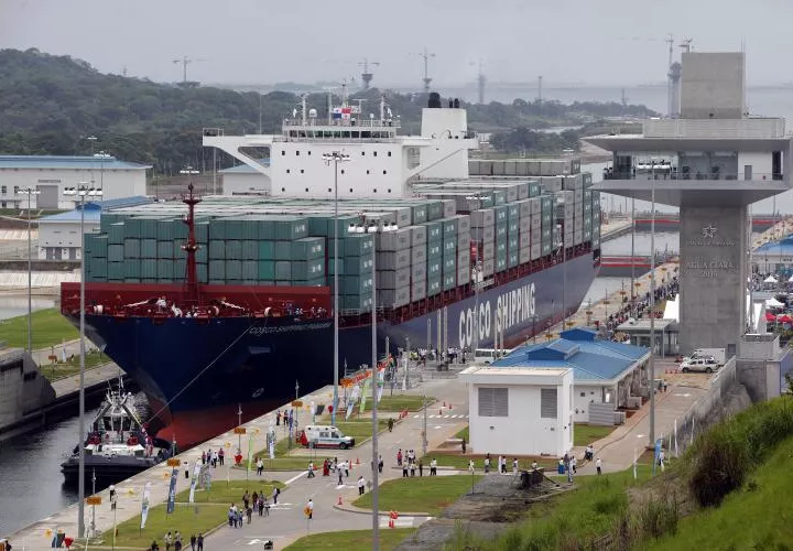 Fotografía de archivo, tomada el 26 de junio de 2016, del paso inaugural del buque Cosco Shipping Panamá por la esclusa de Agua Clara del ampliado Canal de Panamá.