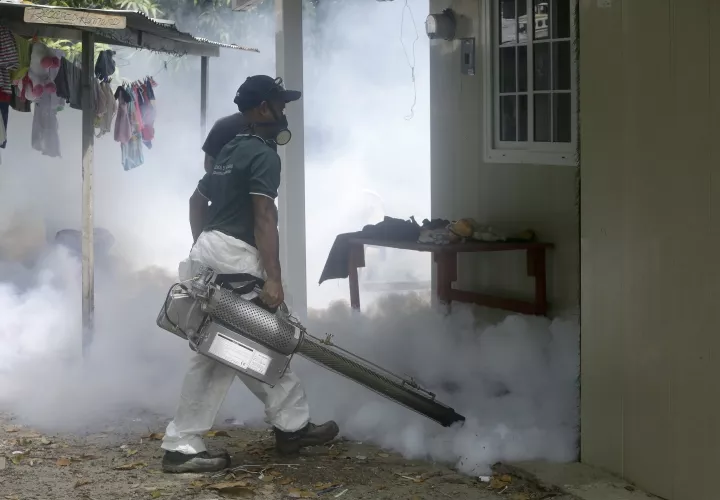 Un funcionario del Ministerio de Salud fumiga áreas de inmuebles en la zona metropolitana.