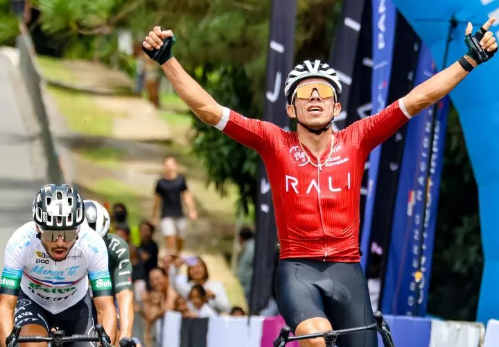 El ciclista panameño Franklin Archibold cuando cruzó la meta de la tercera etapa del Tour de Panamá.