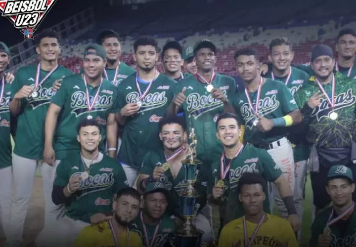 Jugadores de Bocas del Toro con el título.