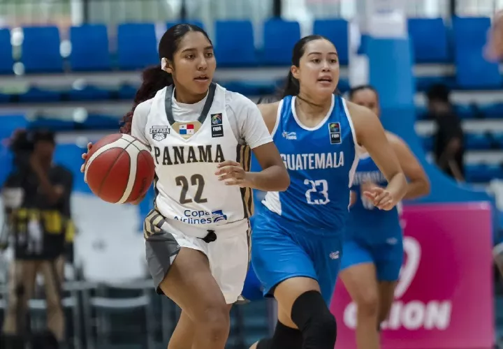 Lya González (izq.), de Panamá, conduce el balón durante el encuentro que sostuvo el quinteto istmeño ante Guatemala en el día de ayer.