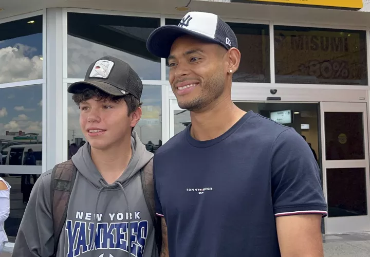 Ismael Díaz a su llegada al Aeropuerto Internacional del Bajío, en León.
