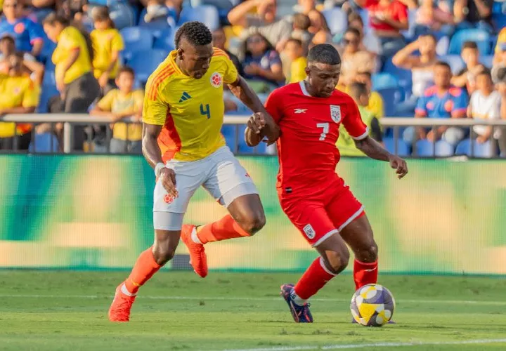 Didier Dawson (der.) conduce el balón durante el partido amistoso entre las selecciones Sub-20 de Panamá y Colombia celebrado ayer en Cali.