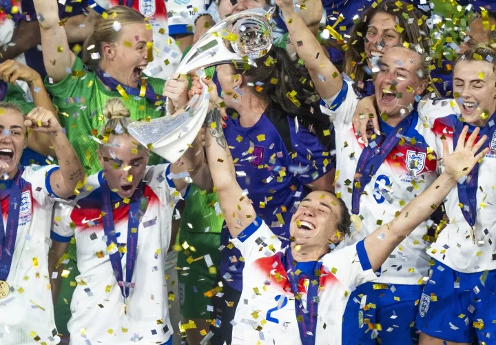 Las jugadoras inglesas celebran el título de la Eurocopa 2025 tras ganar en los penaltis a España.