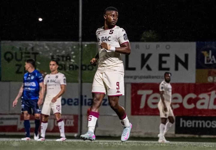 Gustavo Herrera en acción durante el encuentro.