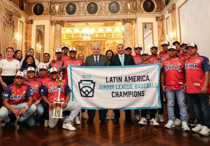 El equipo de Antón, campeón latinoamericano preintermedio de béisbol, junto al presidente de la República, José Raúl Mulino.