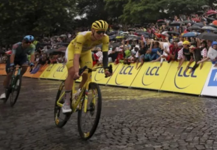 Tadej Pogačar (d) en acción.