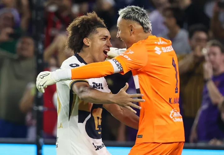 Adalberto Carrasquilla (izq.) y Keylor Navas celebran durante el juego.