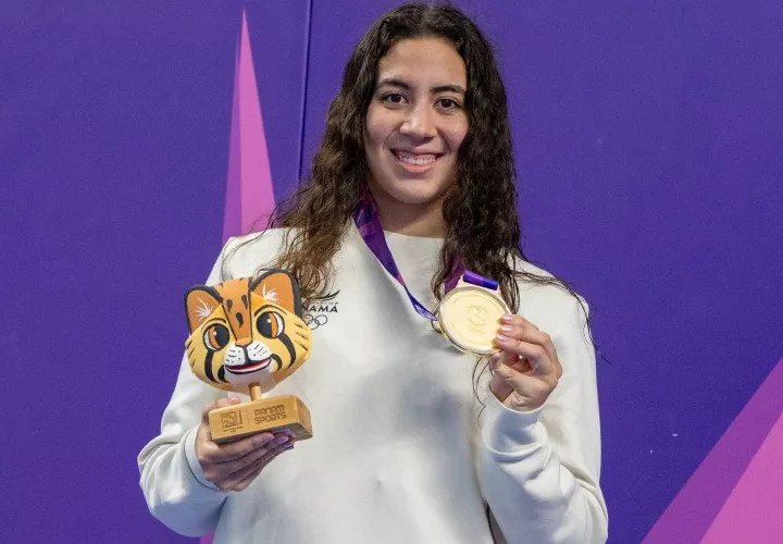 La nadadora panameña Emily Santos muestra la medalla de oro que conquistó ayer domingo en la especialidad de los 100 metros pecho.