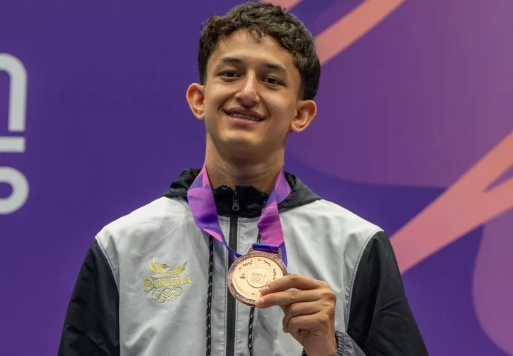 El atleta panameño de la esgrima, Isaac Dorati, con su medalla de bronce.