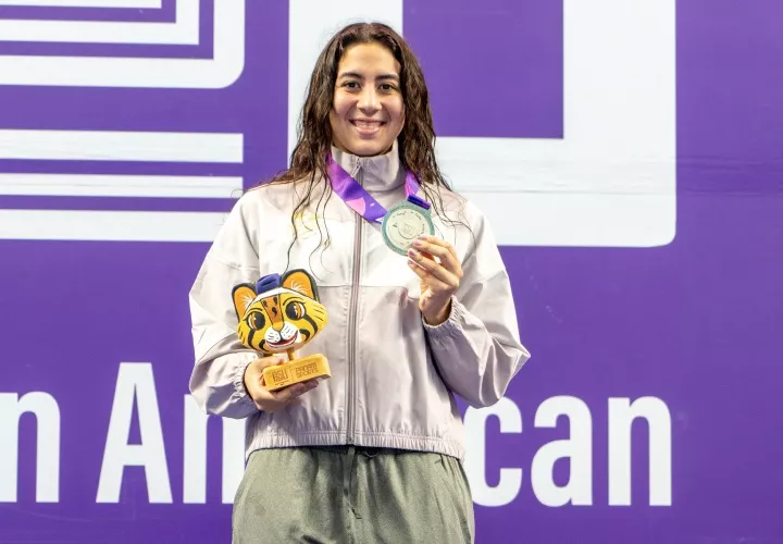 La atleta panameña Emily Santos con la medalla de plata lograda en los 200 metros pecho en la natación de los Juegos Panamericanos Junior.