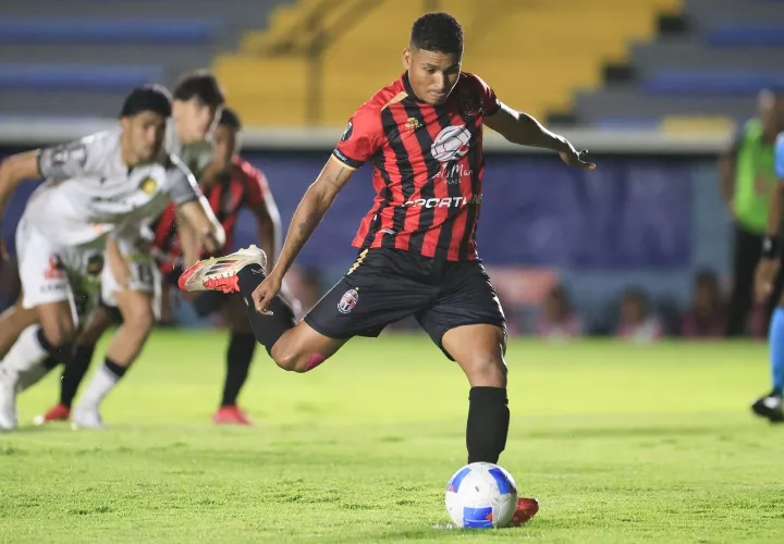 Ángel Valencia cobra exitosamente un penal que contribuyó al triunfo del Sporting de San Miguelito 2-1 sobre el Diriangén de Nicaragua en partido de la Copa Centroamericana de Clubes de Concacaf.
