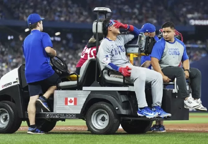 Miguel Amaya cuando es retirado del campo de juego luego de lesionarse.