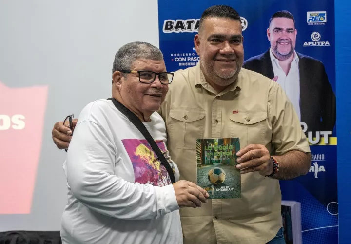Julio Shebelut (d), autor del libro y Luis Alberto Giraldo, promotor del futsal en Panamá.