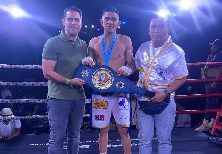 Maximiliano Bonilla (c) junto a su entrenador Camilo Rodríguez (der.) y el promotor Roberto Mora, de High Level Boxing.