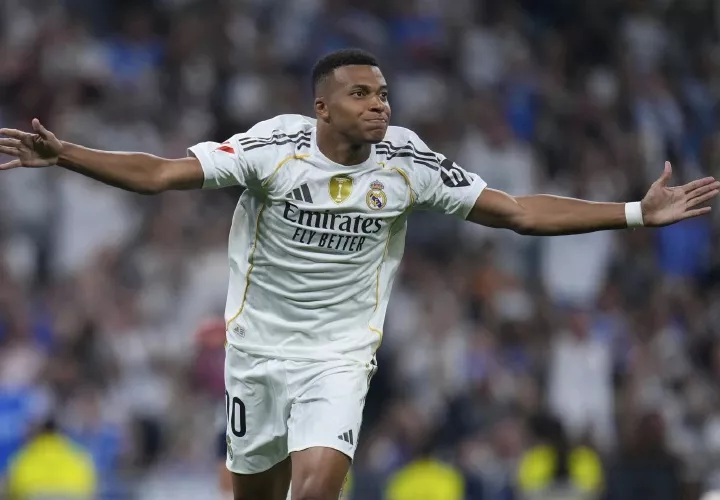 Kylian Mbappé celebra su gol anotado.