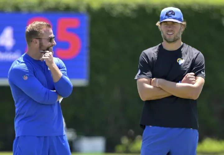 Matthew Stafford (d) y Sean McVay. 