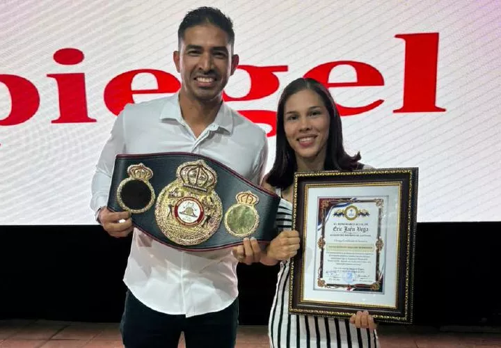 La campeona mundial supermosca de la AMB, Nataly Delgado, en un homenaje que le realizó recientemente el alcalde de Santiago, Eric Jaén (izq.).