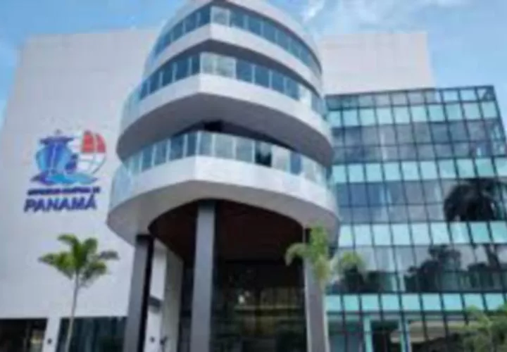 Contra dos funcionarios de la institución.