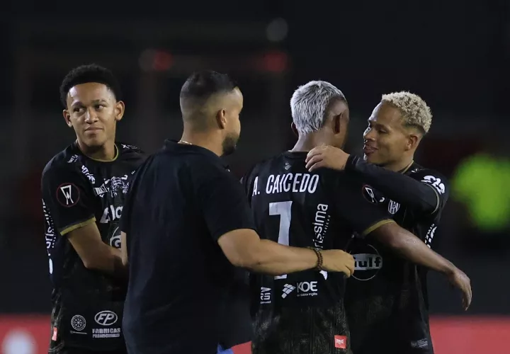Jugadores de Independiente celebran tras finalizar el partido.