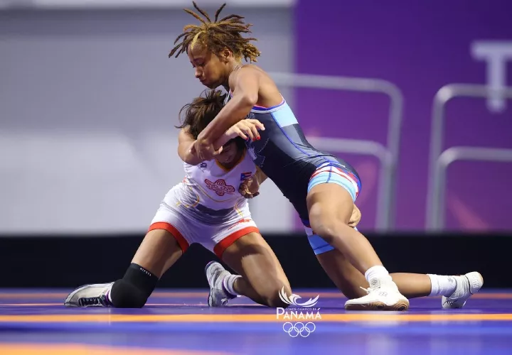 Yusneiry Agrazal (der.) en acción durante uno de sus combates de ayer en la categoría -53 kilogramos del estilo libre femenino de los Juegos Deportivos Panamericanos Junior, que se realizan en Asunción, Paraguay.