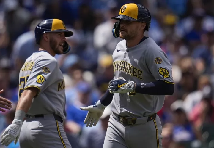 Brice Turang (d) bateó jonrón.