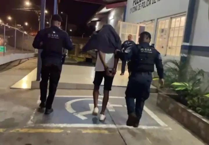 El sopechoso fue capturado con 2 armas.