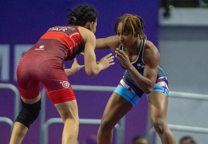 La atleta Yusneiry Agrazal (der.), quien recientemente logró el bronce en los Panamericanos Jr. de Asunción, representará a Panamá en los Juegos Deportivos Centroamericanos de Guatemala.