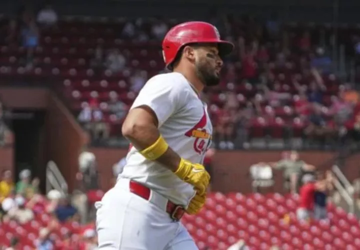 Iván Herrera recorre las bases.