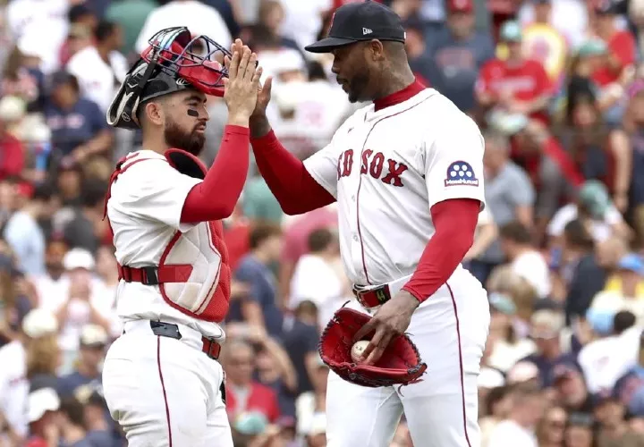 Aroldis Chapman (d) salvó el juego para Boston.