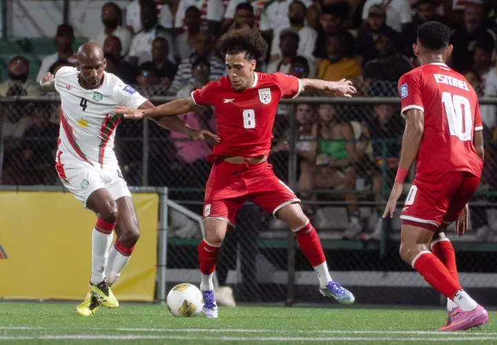 Adalberto Carrasquilla conduce el balón durante el encuentro que sostuvo Panamá ante Surinam en la ciudad de Paramaribo.